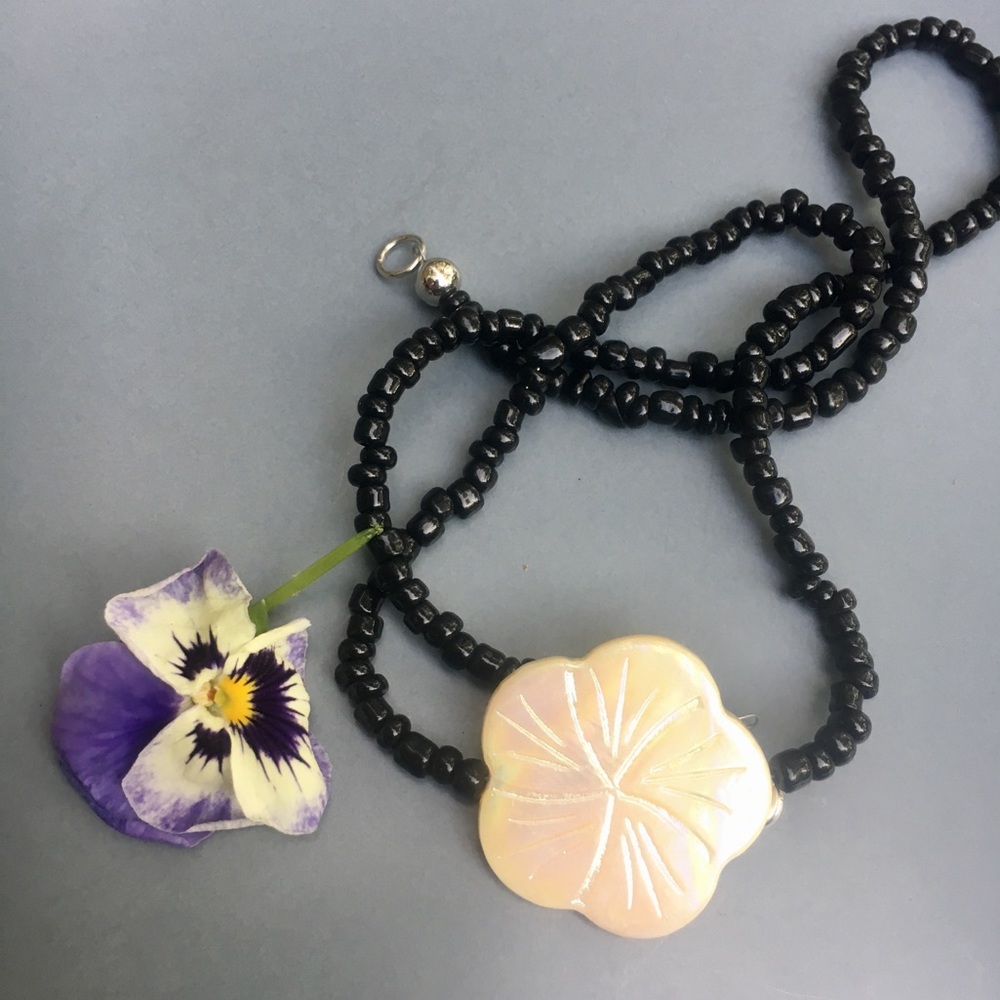 Flower necklace ivory/black
